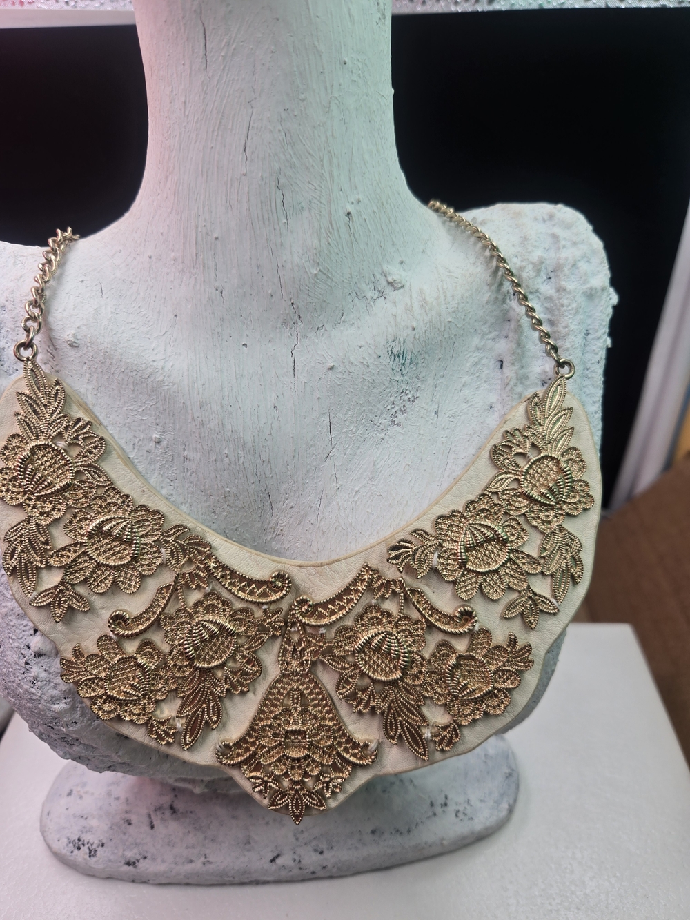 Gold Floral Appliqué Collar Necklace - Women Jewelry